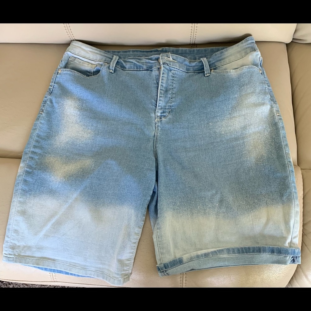 Women’s Gloria Vanderbilt faded jean shorts. Size 16.